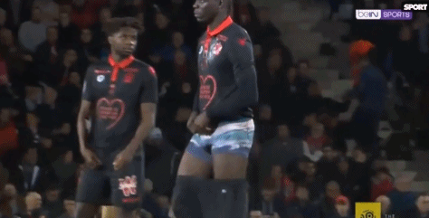 德甲战报：Y.迪奥曼德帽子戏法，RB莱比锡6-0狂胜法兰克福（德甲速递：RB莱比锡6-0横扫法兰克福，Y.迪奥曼德上演帽子戏法）