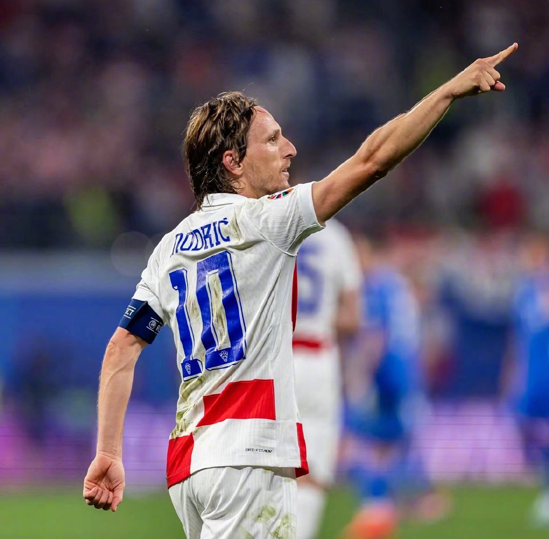 欧文突破防守送出制胜助攻