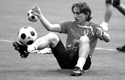 信使报：国米、纽卡、维拉和桑德兰关注贡多齐的情况