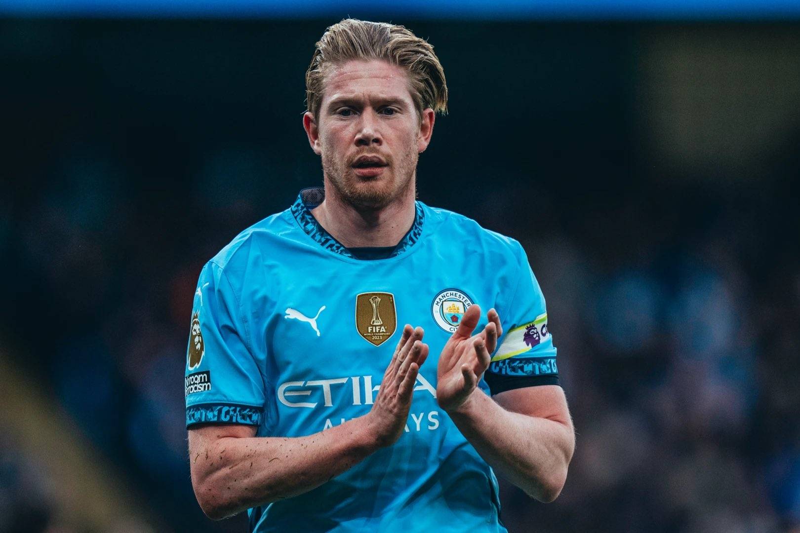 记者：莱万有一种几乎疯狂的求胜欲，他与哈维成了更衣室对手