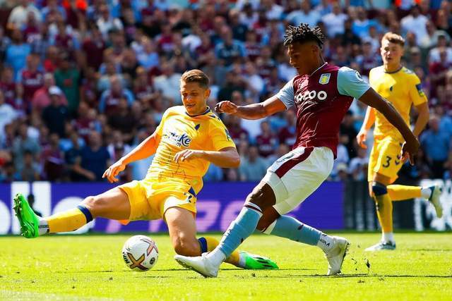 汪涵陪儿子参加马术比赛，嚼槟榔一脸享受，与老婆交替带娃引热议