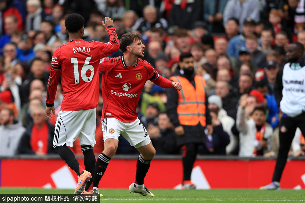 世界杯预热海报里没有C罗遭质疑，FIFA删除原海报改“怀旧”